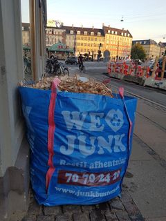 De blå Junkbags er ikke kun erhvervsbrug, men også til den driftige gør det selv-dansker, som har et behov for at slippe af med byggeaffald, men hvor en hel container er at skyde spurve med kanoner. Foto: PR.