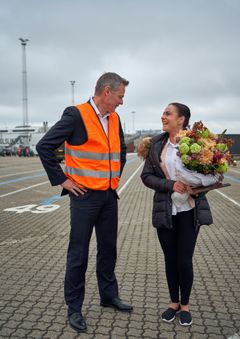 Molslinjens administrerende direktør, Carsten Jensen ønskede Majda Husejnovic tillykke inden hendes  tur med hurtigfærgen