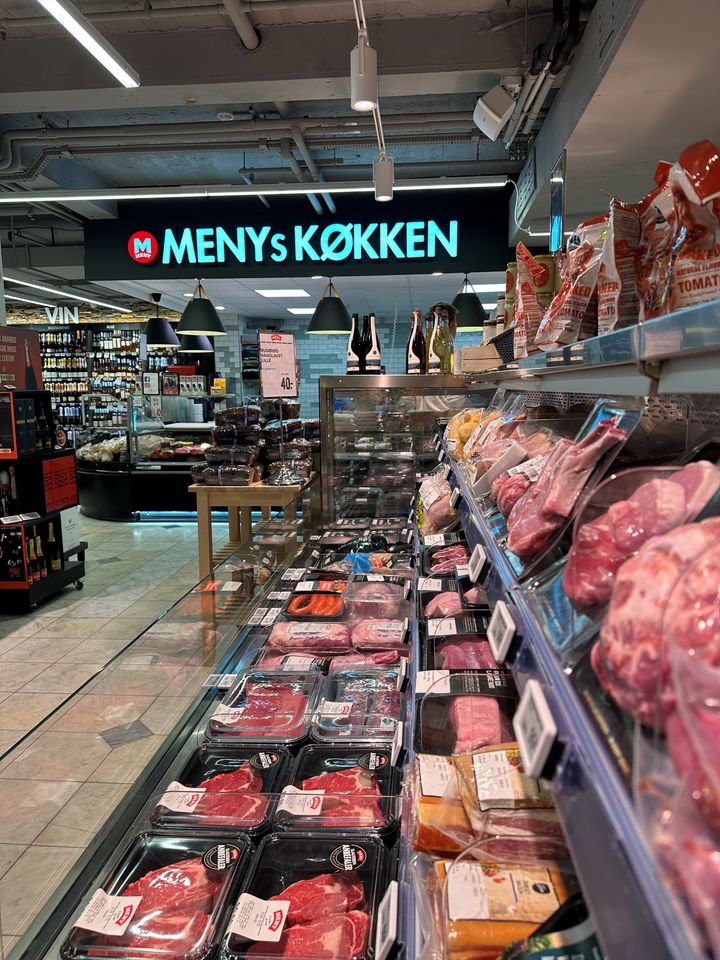 Den nye visuelle identitet, der nu er ved at blive udrullet i MENY-butikker over hele landet, har været brugt i ILLUM, siden madmarkedet åbnede.