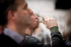Whiskymessen bliver lørdag 7. marts afholdt i Sydbank Arena, Kolding for 24. gang i træk, og i år er der mulighed for at smage ikke mindre end 1000 forskellige slags whisky – og på et par timer blive mini-ekspert i udvalgte typer af whisky. Foto: Rune Schaadt Moesgaard.