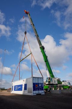 EWIIs batteri, der fylder en hel container og vejer 36 ton, blev forleden løftet på plads hos LORC af en stor kran. Foto: BLITZ 77