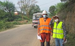 Swecos konsulent Antonio Hidalgo Barrantes inspicerer vejen sammen med en lokal konsulent. Foto: Sweco.
