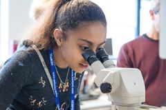 Pigerne kigger nærmere på naturvidenskaben til Girls' Day in Science. Foto: Hempel.