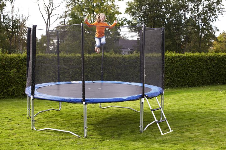 Trampolinen sender omtrent 7000 danske børn på skadestuen om året – sørg for at se den efter i sømmene, og hop fornuftigt. Foto: PR.