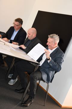 Den nye overenskomst på vvs-området blev underskrevet af (fra venstre) Henrik Fugmann, formand for TEKNIQ Arbejdsgiverne, Henrik W. Petersen, forbundsformand hos Blik- og Rørarbejderforbundet, og Keld Bækkelund Hansen, forhandlingssekretær hos Dansk Metal.