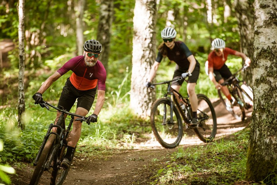 Familie på MTB-tur i Billingen