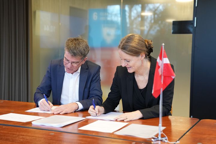 Aftalen om Utilizero underskrives af Mette Vestergaard, administrerende direktør i DHI A/S, og Lars Schrøder, administrerende direktør i Aarhus Vand A/S
