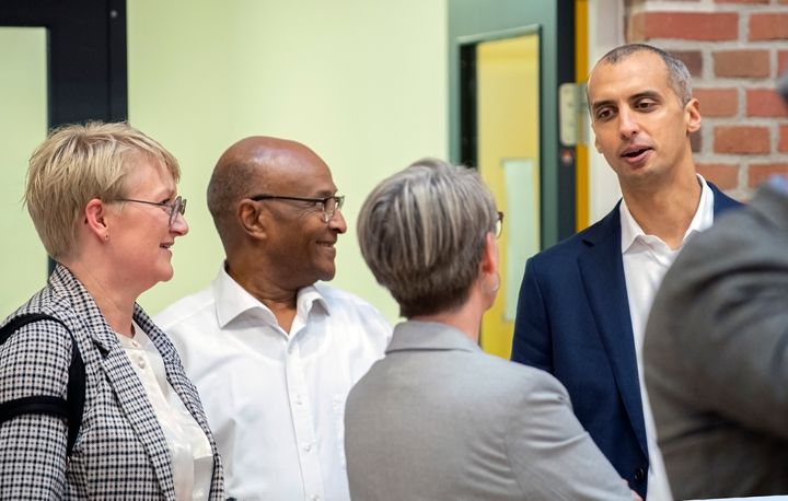 Sidst Esbjerg Kommunes Integrationspris blev uddelt var i 2019, og her var det integrationsminister Mathias Tesfaye, der uddelte prisen. Foto: Esbjerg Kommune