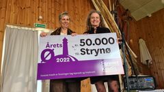 Strynø blev kåret som Årets Ø 2022 og fik en præmie på 50.000 kr. - her overrakt af formanden for priskomitéen i Årets Ø, Mette Ravn. Foto: Paul Clay