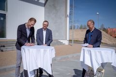 Heino Knudsen (S), formand for regions Sjælland, Peter Jacobsen (O) og Martin Damm (V), borgmester i Kalundborg, skriver under på samarbejdsaftale om DM i Skills 2022.