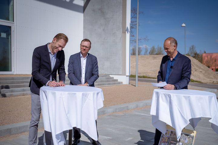 Heino Knudsen (S), formand for regions Sjælland, Peter Jacobsen (O) og Martin Damm (V), borgmester i Kalundborg, skriver under på samarbejdsaftale om DM i Skills 2022.