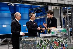 H.K.H. Kronprinsen instrueres i at starte den nye fabrik af procesoperatør Mikkel Nielsen. Til venstre bestyrelsesformand i Dansk Retursystem, Thomas Dalsgaard. (foto: Ty Stange)