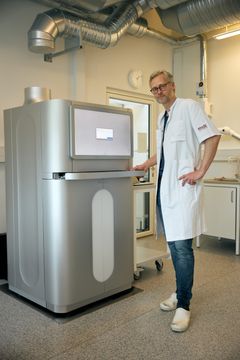 Læge Torben Mikkelsen fra Børn- og unge ved den nye maskine til DNA-sekventering