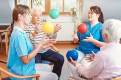 Ældre borgere på plejecentrene og borgere tilknyttet hjemmeplejen bliver nu tilbudt forskellige typer aktiviteter, som skal være med til at fastholde deres bevægelighed længst muligt og forebygge ensomhed.