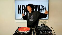 RAGNAROCKs populære skoleforløb ’Kreativ med ord’ hus-rapper MC Caffe bliver nu tilbudt i en digital version, så alle kan få glæde af det - både derhjemme og i skolerne. Foto: ROMU