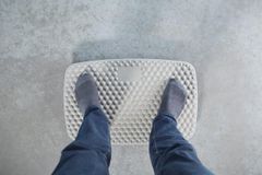 De små buler i Soft Top Mat inviterer til at smide skoene med en spændstighed, der giver fødderne en masserende zoneterapi. Foto: PR.
