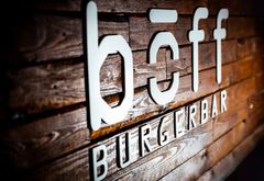 Fra 1. april hedder alle Rumbles’ restauranter Bøff burgerbar. Selvom navnet ændret sig, er det de samme smilende medarbejdere og den gode service, der møder kunderne. Foto: PR.
