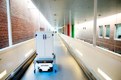 Mobile robotter fra for eksempel Mobile Industrial Robots tilbagelægger op til 15 km om dagen med sterile instrumenter, mad, sengetøj eller andre fornødenheder.