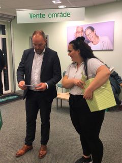 Louis Nielsens direktør, Mads Nygaard, mødte også op og roste salgselevernes arbejde. Her er sammen med salgselev Camilla Madsen.