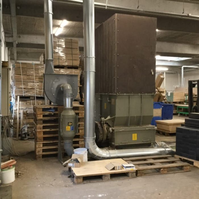 SGS-Doors har fået etableret et lukket rørsystem på virksomhedens træknuser for at spare på energiforbruget. Investeringen er støttet med et energitilskud og tjener sig ind på under tre år.