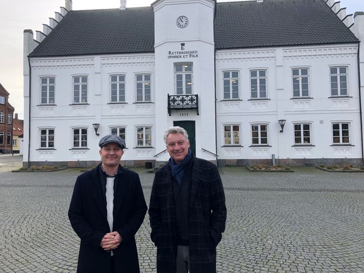 Borgmester Holger Schou Rasmussen byder borgerrådgiver Steen Madsen (tv) velkommen i Lolland Kommune.