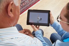 Mere end hver fjerde af Danmarks kommuner har købt DigiRehabs tablet med fysisk træning til borgere i hjemmeplejen. Med en vækstplan og en ny kommunikationsstrategi vil Viborg-virksomheden gå efter endnu flere offentlige kunder. Foto: DigiRehab