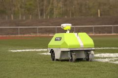 Der in Dänemark entwickelte Roboter Turf Tank One, der als erster Roboter der Welt das Streichen von Sportplätzen für alle Sportarten automatisiert, kann alles streichen, wofür er programmiert wurde. Nur die Phantasie setzt dabei die Grenzen.