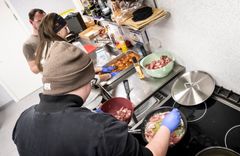 Unge i køkkenet til onsdagens store julefrokost i Come and join us, hvor Velliv Foreningen besøgte de unge og kom med deres donation. Foto: Esbjerg Kommune