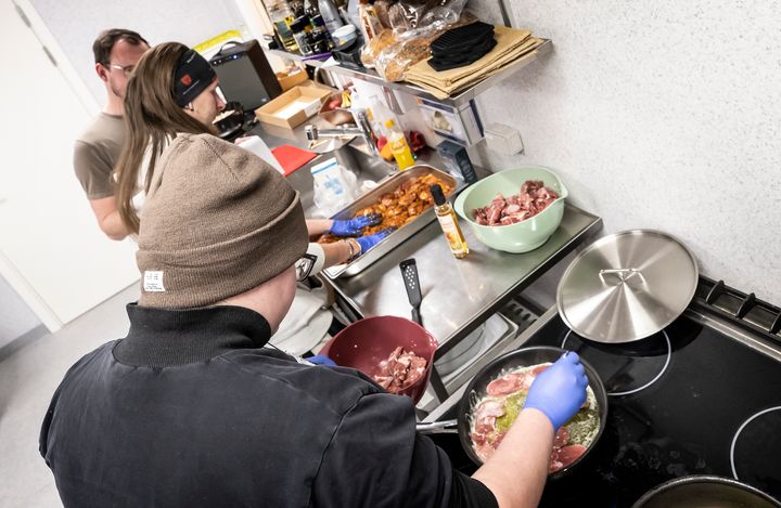 Unge i køkkenet til onsdagens store julefrokost i Come and join us, hvor Velliv Foreningen besøgte de unge og kom med deres donation. Foto: Esbjerg Kommune