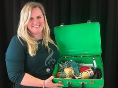 Børnene elsker den grønne lydkuffert og spørger ofte selv efter den eller peger på den. Her er det Lonnie Kristiansen fra Næstved Musikskole, der viser lydkufferten frem.