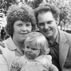 Louise Brown med sin far og mor. Foto: PR