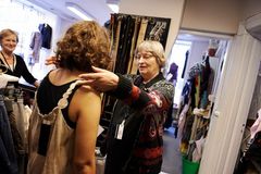 Folkekirkens Nødhjælps genbrugsbutikker drives af 3600 dedikerede frivillige. I 2016 gav butikkerne et samlet overskud på 25,1 mio. kroner. Foto: Martin Schubert