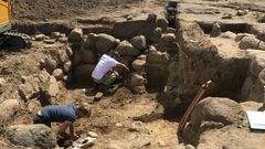 Arkæologerne fra ROMU er i gang med at udgrave en kælder, som har ligget under et af de fem huse, der foreløbig er afdækket. Foto: Museumskoncernen ROMU