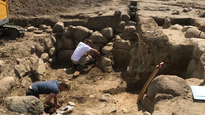 Arkæologerne fra ROMU er i gang med at udgrave en kælder, som har ligget under et af de fem huse, der foreløbig er afdækket. Foto: Museumskoncernen ROMU