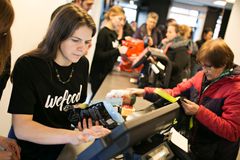 Danskerne strømmede i går til Wefood, hvor salget af overskudsvarer blev tredoblet. Arkivfoto: Mikkel Østergaard