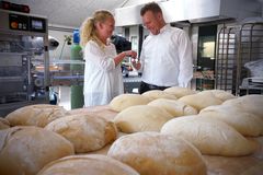 Smartbake har købt den økologiske brødproducent Faber Brød i Solrød af Tanja Benn t. v. Hun er nu ansat i Smartbake, hvor hun skal dyrke kunderelationer, fortæller partner og salgsdirektør Karsten Leed t.h. Foto: PR.