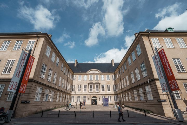 Nationalmuseet er det kulturhistoriske museum i Danmark med usammenligneligt flest forskere. Nu præsenteres de vigtigste forskningsresultater for H. M. Dronningen.