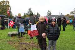 Sophia og Theo var også forbi for at hilse på børnetrafikskiltene til søndagens afsløring i Skalbjerg. ( Foto: GF Fonden)