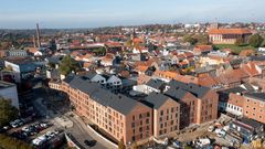 Dansk Boligbyg afleverer hvert år i op mod 2.000 nye boliger i hele landet. I 2021/22 bl.a. Klostergården – 92 almene boliger i hjertet af Kolding.