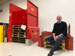 "Med PALOMAT udviklede vi et produkt, der var forud for sin tid. Jeg fik ideen, da vi byggede en specialmaskine til et lokalt frysehus. Maskinen tog pallerne fra bunden af en stak, og det inspirerede os til at bygge en palleautomat ud fra samme enkle princip," fortæller Per Bisgaard Sørensen.