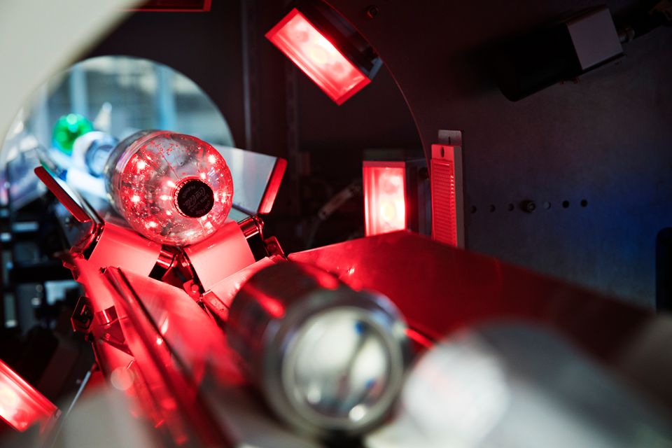Panten tælles op på Dansk Retursystems fabrik i Høje Taastrup