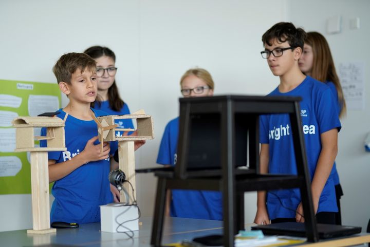 Elever fra gruppen Bright Idea, Susåskolen afd. Holsted præsenterer for dommer via teams i den virtuelle landsfinale sidste år.