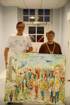 Adm. direktør fra PPG/Dyrup Peter Sørensen og borgmester Trine Græse, Gladsaxe. De står med et af de billeder, der er malet under projektet.