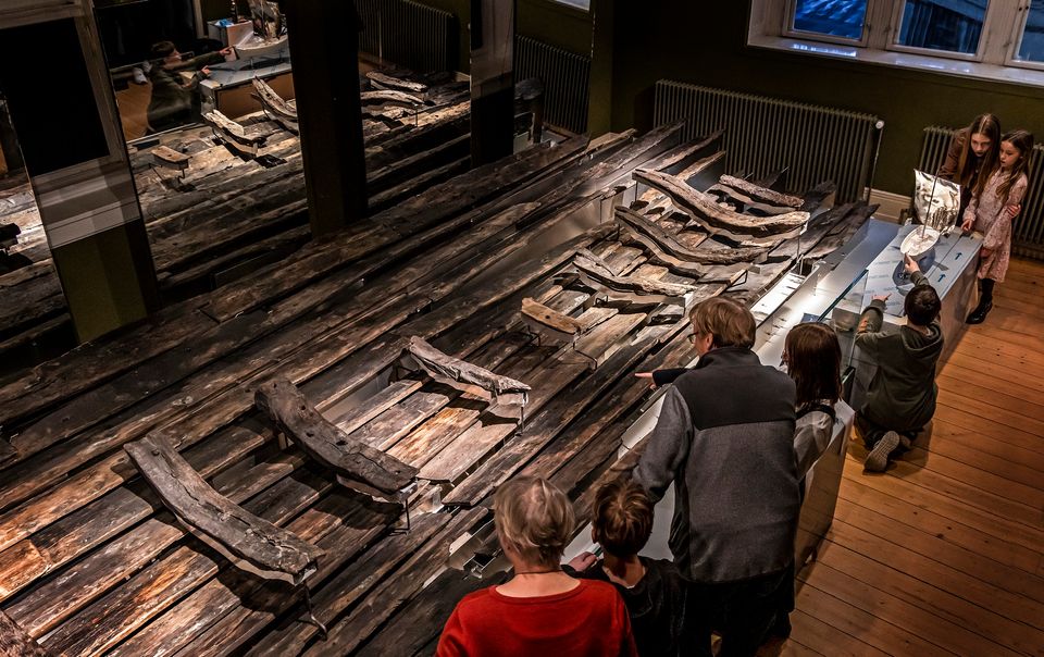 Skibsvrag fra 1400tallet med familie. Foto Københavns Museum