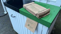 Man skal sætte pose i klemme i låget på skraldespanden til madaffald, hvis man vil have leveret ekstra poser.