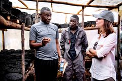 Prinsessen får et indblik i, hvordan biobriketter af affald er med til at skabe en indtægt for flygtninge i Uganda. Foto: Bax Lindhardt/Folkekirkens Nødhjælp