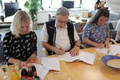 Ishøjs borgmester Ole Bjørstorp underskriver lejekontrakt med de to nye læger den 29. maj 2018 på borgmesterens kontor.