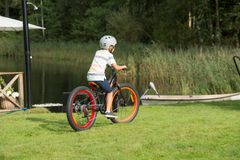 – Som forældre er det nogle gange nemmere og mere trygt at køre børnene i skole i bil. Men det er faktisk synd for dem at gøre, for den daglige cykeltur opbygger indlæringsevnen, giver en større følelse af selvværd og selvstændighed samt forbedrer konditionen og evnen til at indgå i sociale relationer, siger Per Normann, der er cykelekspert i Biltema. Foto: PR.