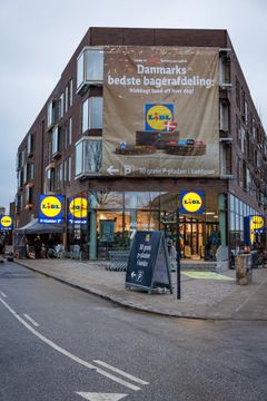Butikken har facade ud mod Tuborgvej og Peter Rørdamsvej, og så er der 30 parkeringspladser i den store og lyse parkeringskælder.