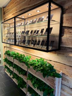 Indretningen i den nye butik vil følge den grønne profil hos GreenMinds eksisterende butikker gennem etableringen af plantevægge og genbrugstræ. Foto: PR.